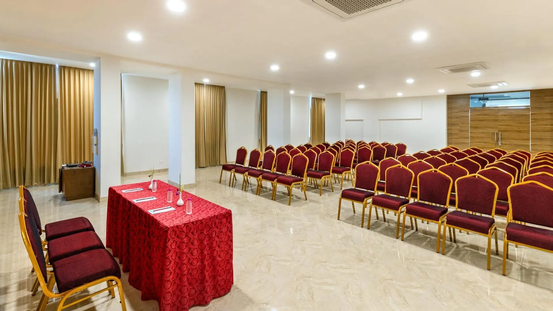 Hotel De Glance - A Corporate Hotel Near To Railway Station 烏代浦