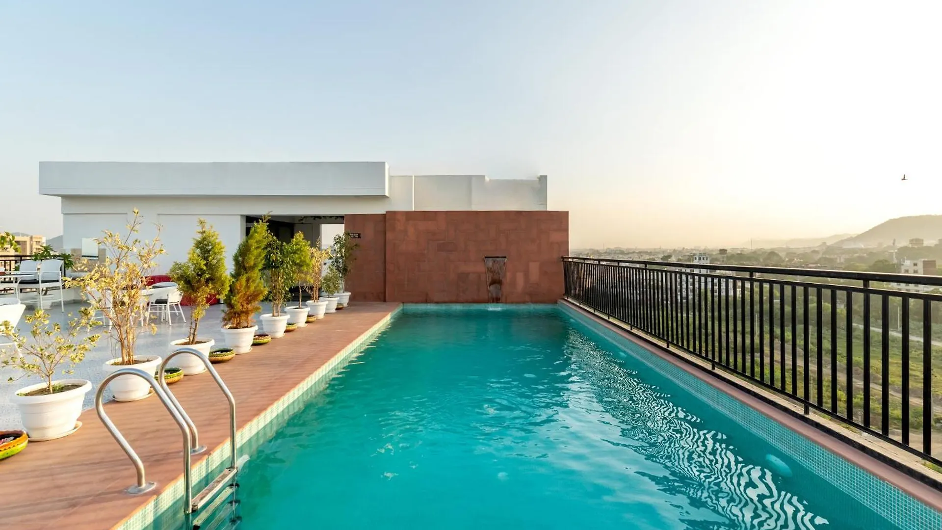Hotel De Glance - A Corporate Hotel Near To Railway Station 우다이푸르 4*,
