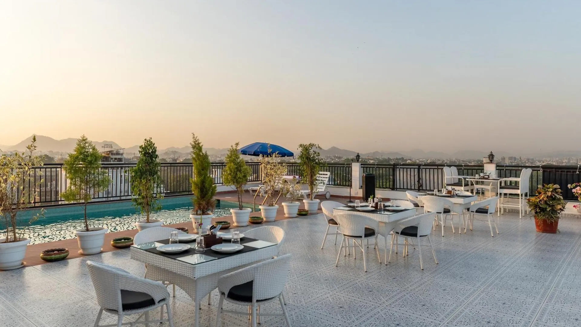 Hotel De Glance - A Corporate Hotel Near To Railway Station 우다이푸르 4*,